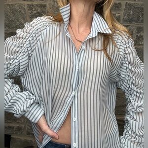 Boohoo White and Blue Striped Ruched-Sleeve Button-Down Shirt size 8 (medium)
